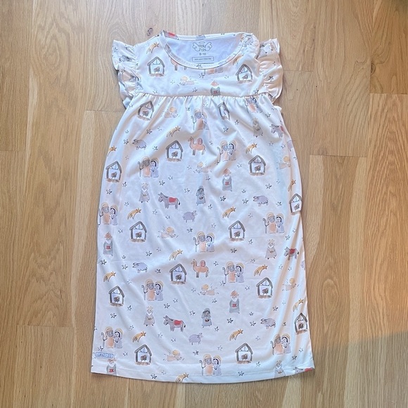 Cream Nightgown with Christmas Nativity Print Girls size 8-10 - Picture 1 of 5